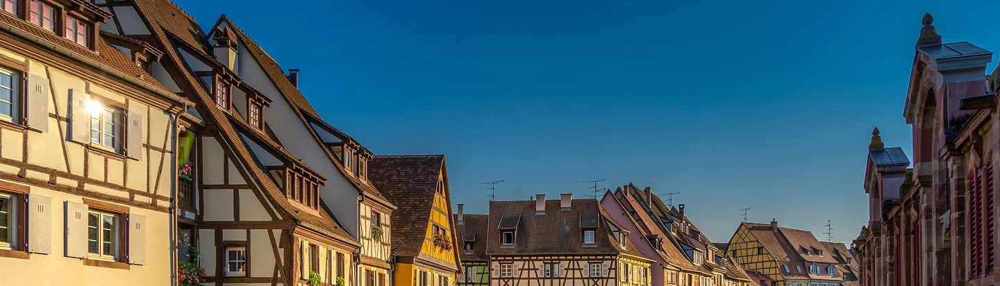 Maisons à colombages dans un quartier typique de Strasbourg illustrant l'ancrage local de Barlier Immobilier