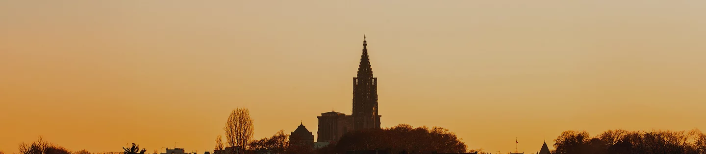 Silhouette de la cathédrale de Strasbourg au coucher du soleil illustrant la Collection Barlier