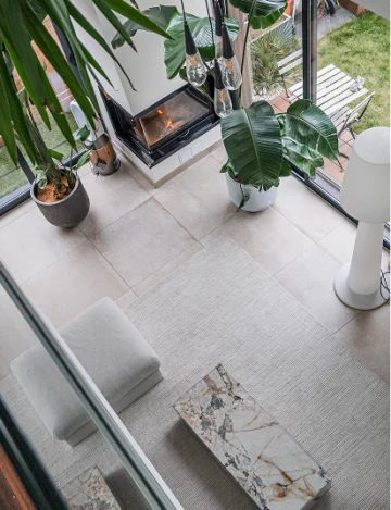 Vue dégagée depuis un appartement avec espace extérieur
