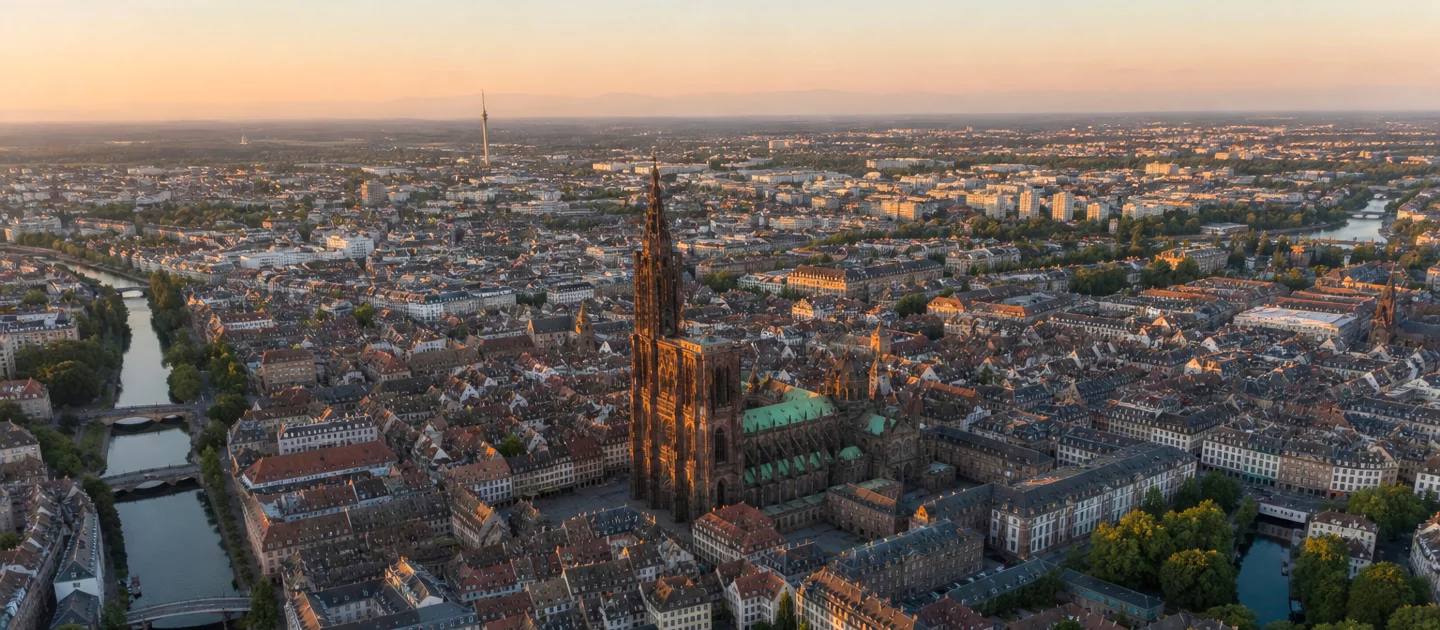 Vue aérienne de Strasbourg avec la cathédrale Notre-Dame, secteur d'intervention de Barlier Immobilier dans le Bas-Rhin