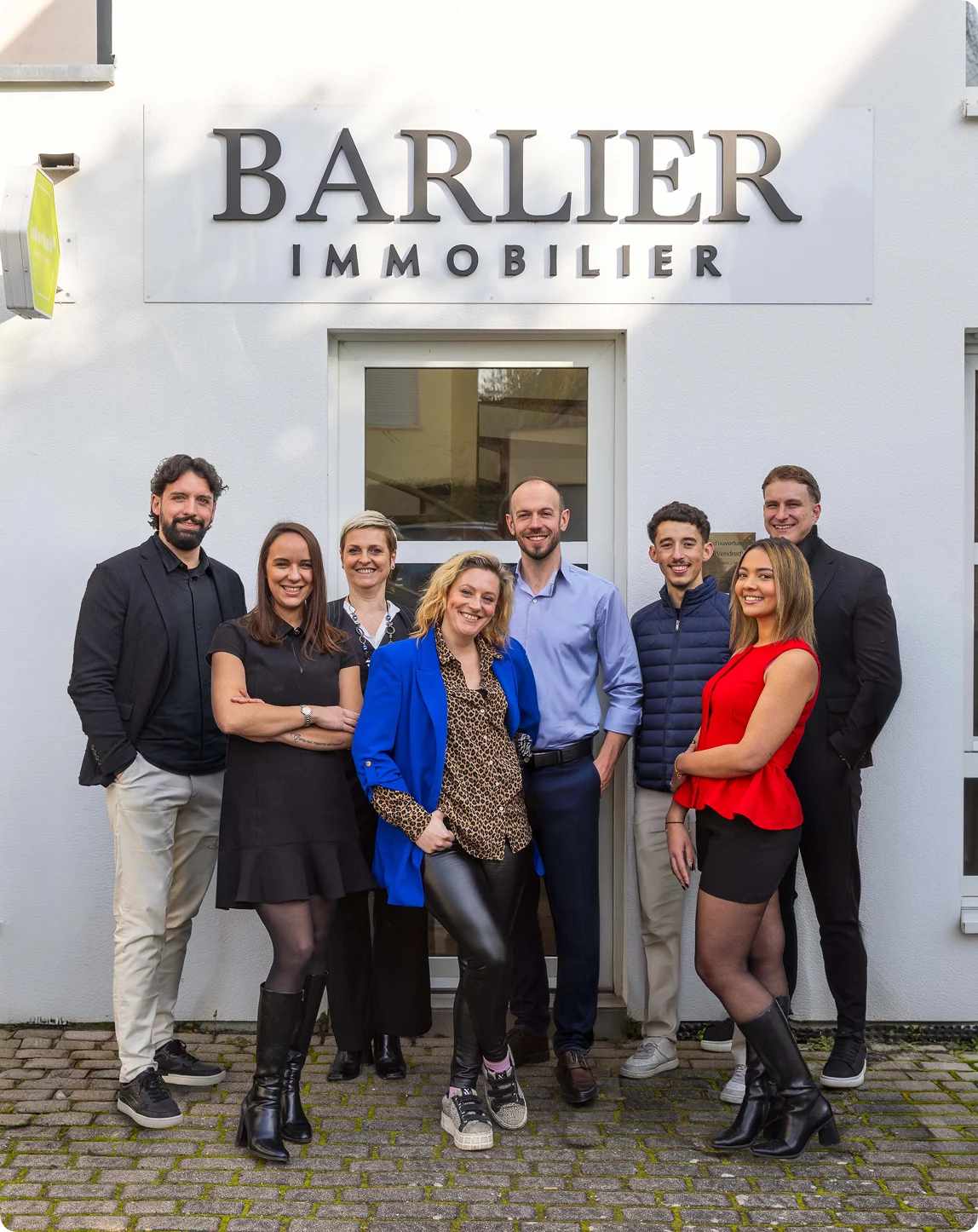 Équipe Barlier Immobilier réunie devant les bureaux de l'agence dans le Bas-Rhin